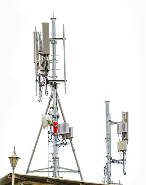 Communicatie toren met antennes op de top van het gebouw isoleren op witte achtergrond