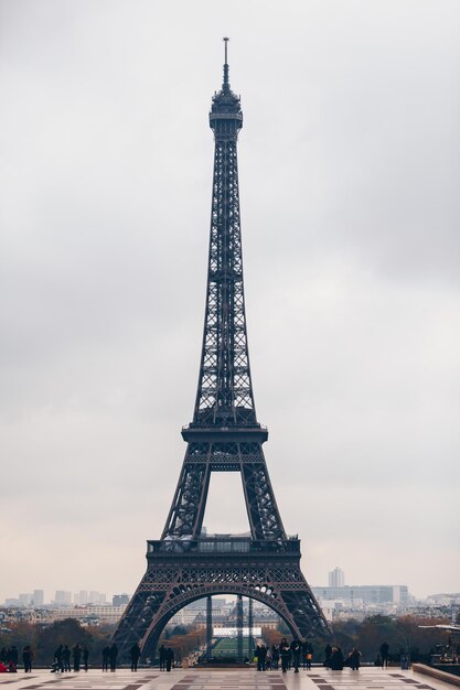 Foto communicatie toren tegen bewolkte lucht