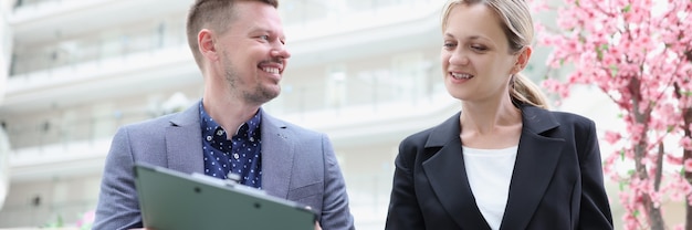 Communicatie tussen zakenvrouw en zakenman en studie van bedrijfsrapportage