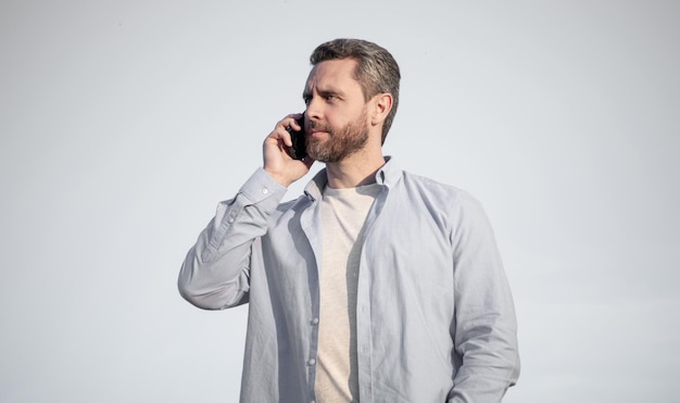 communicatie van man die aan de telefoon praat man die aan een smartphone praat man communicatie praat op de achtergrond van de lucht