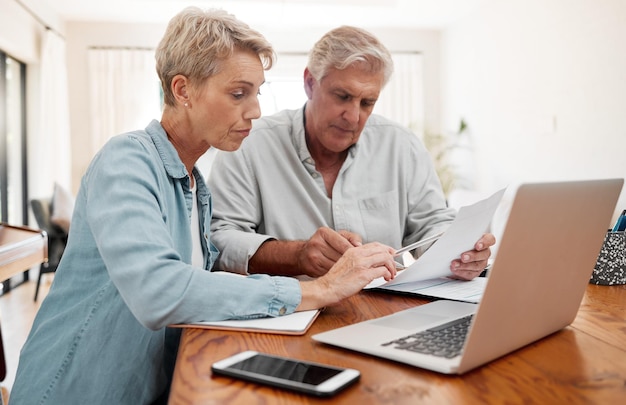 Communicatiediscussie en koppel met papierwerkplanning financiële strategie budgetplan senior man en vrouw met documenten beoordelen financiële uitgaven pensioenplan of hypotheekbankbetaling