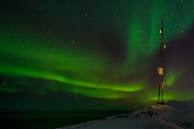 Foto communicatietoren en noorderlicht met een fjord op de achtergrond nuuk groenland