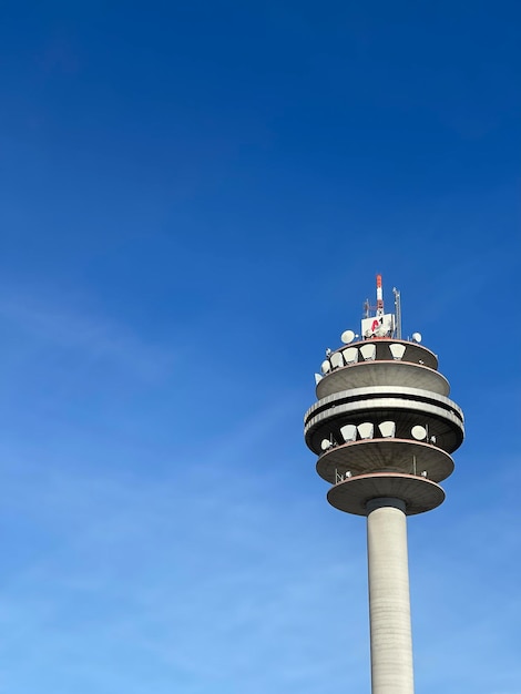 Communicatietoren tegen blauwe lucht op een zonnige dag