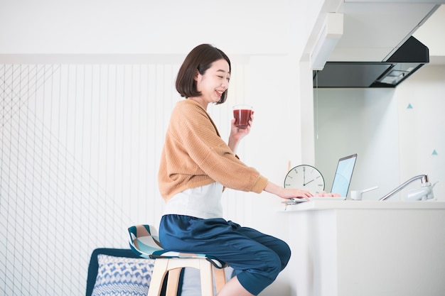 집에서 랩톱을 사용하여 온라인 통신