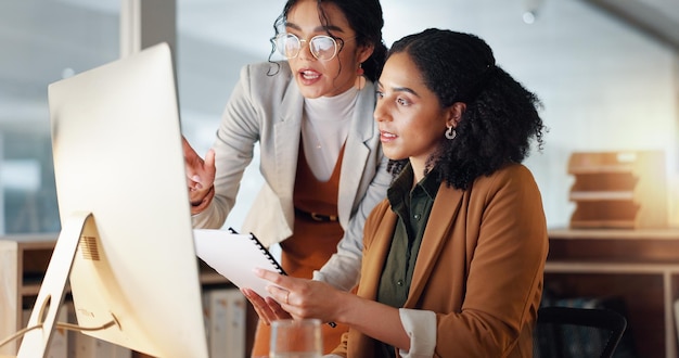 커뮤니케이션 코칭과 비즈니스에서 여성은 노트북에서 교육 및 프로젝트 관리에 대한 문서를 가지고 있습니다. 지침 멘토 또는 리더는 사무실에서 보고를 위해 서류와 함께 동료와 이야기합니다.