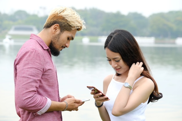 Comunicazione sul cellulare durante l'uomo e la donna