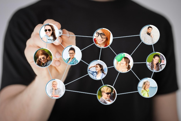 Foto concetto di comunicazione e social networking - primo piano dell'uomo che disegna social network sullo schermo virtuale