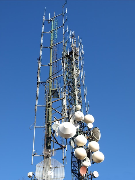 Communication tower aerials