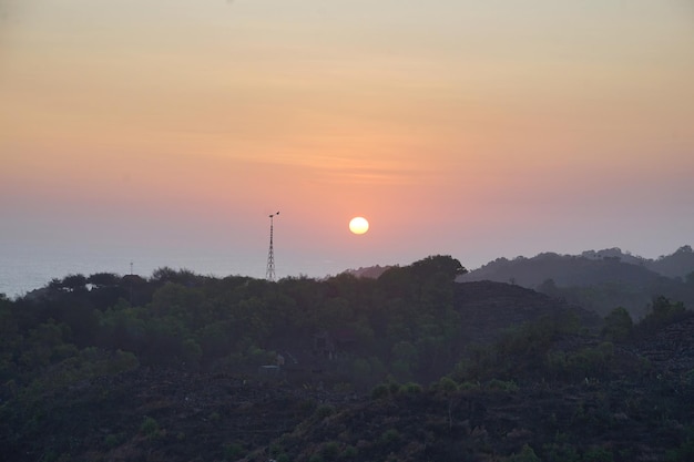 写真 日出時の通信タワー (日出時や日没時のラジオ周波数送信タワー)