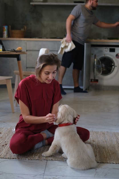 Comunicazione con il cane a casa. cucciolo di golden retriever