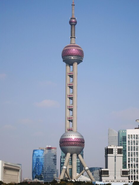 Foto torre di comunicazione in città contro un cielo limpido