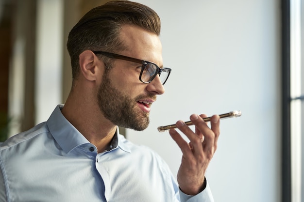 Communiceren met collega's via spraakberichten op internet