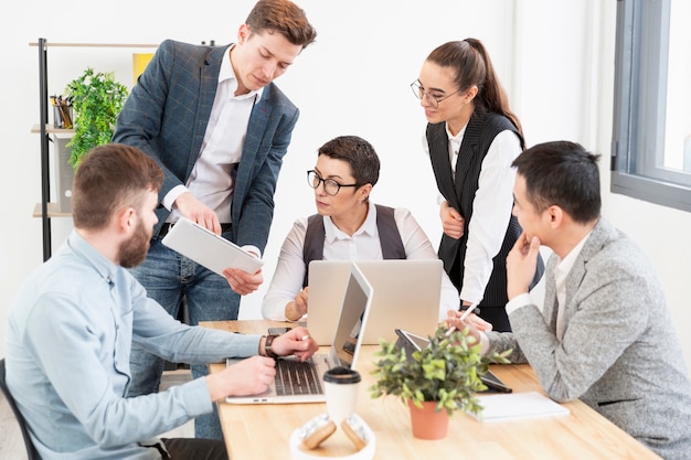 Foto comunità di imprenditori che lavorano insieme