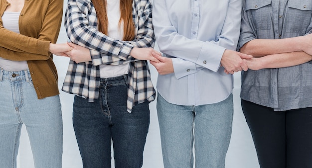 写真 手を繋いでいる女性のコミュニティ