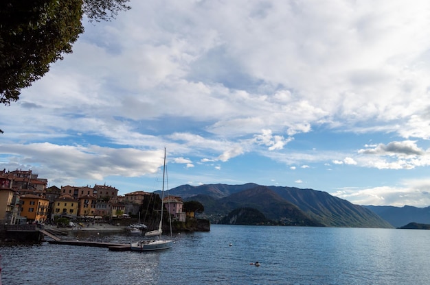 イタリアのロンバルディアのコモ湖岸