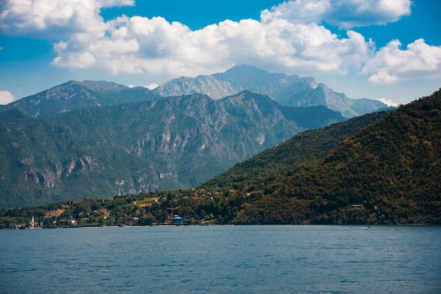 Comomeer in Italië Natuurlijk landschap met bergen en blauw meer