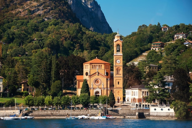 Comomeer in Italië Natuurlijk landschap met bergen en blauw meer