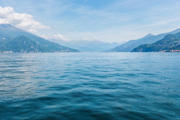 Comomeer (Italië) zomer kust wazig uitzicht vanaf schip boord.