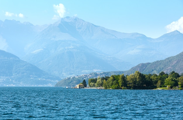 Comomeer (Italië) zomer kust wazig uitzicht vanaf schip boord.