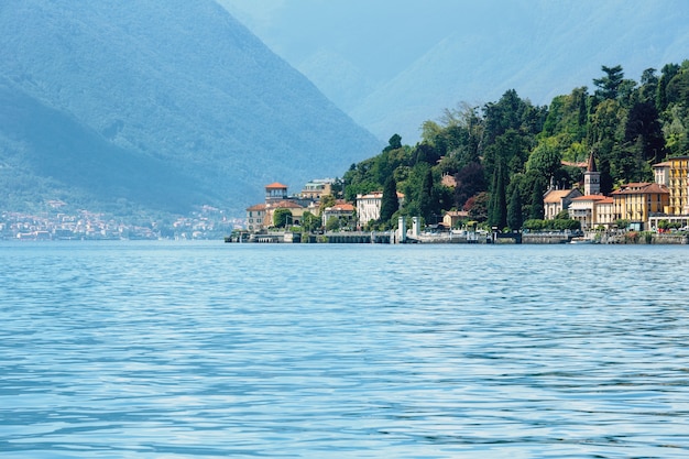 Comomeer (Italië) zomer uitzicht op de kust vanaf boord van het schip