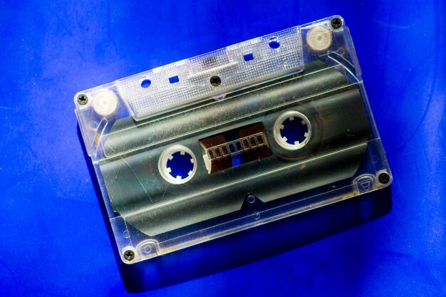 Компакт-кассета на синем фоне