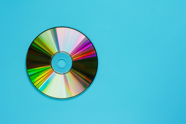 青色の背景にオーディオとデータ保存用のCD（コンパクトディスク）