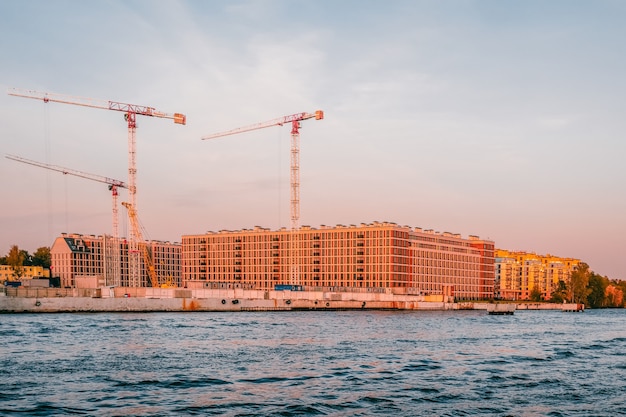 Compacte constructie van gebouwen. muur van een gebouw in aanbouw. nieuwe woonwijk in sint-petersburg.