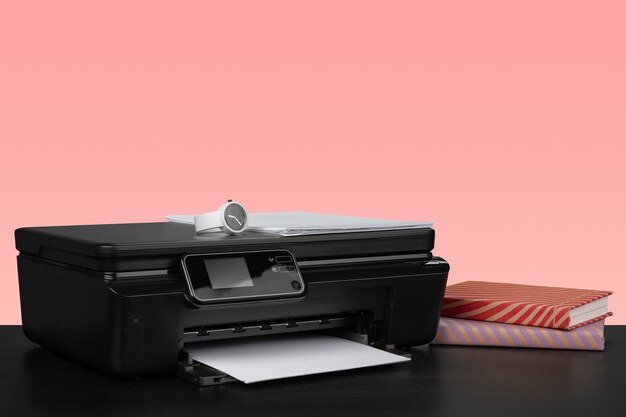 Compacte laserprinter voor thuis tegen een roze achtergrond