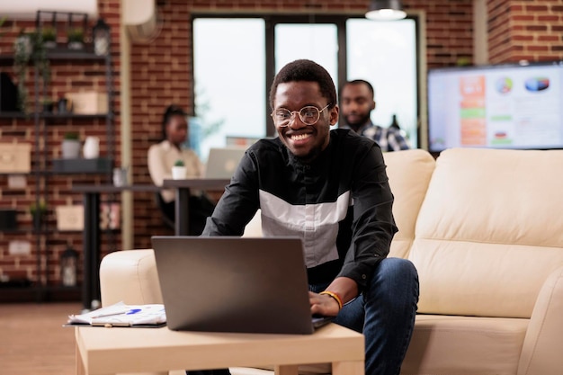 Dipendente dell'azienda che analizza i dati sul laptop, lavorando nell'ufficio aziendale di avvio. project manager che utilizza il computer per eseguire ricerche sui dati e scartoffie, creando una presentazione aziendale al lavoro.