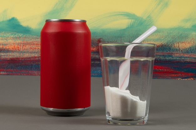 Foto confronto della quantità di zucchero in una lattina di soda