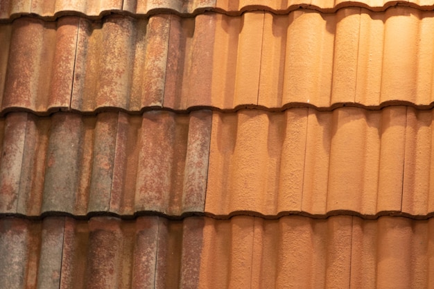 高圧水洗浄器タイルハウスの洗浄前後の屋根瓦のコケや地衣類の比較