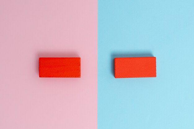 2つのオブジェクトの比較ブロック鉛筆ステッカーノート内向き外向きフラットレイパースペクティブで撮影された分離された色付きの背景に配置反射を作成
