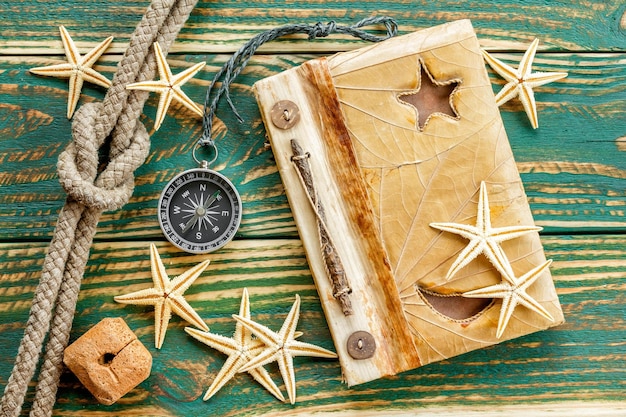 Foto una bussola e una stella su un tavolo di legno