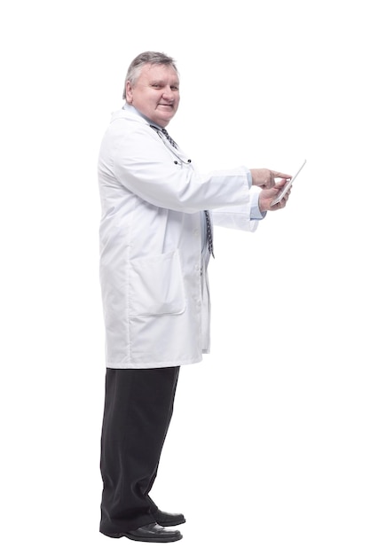 Компетентный врач с цифровым планшетом на белом фоне