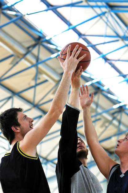 Фото Соревнование с людьми, которые играют в баскетбол в школьном спортзале