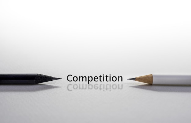 종이 질감/선택적 초점에 검은색과 흰색 연필로 경쟁 개념입니다. 비즈니스 개념입니다.