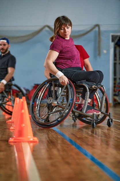 Foto gare delle persone in sedia a rotelle presso l'holl dello sport