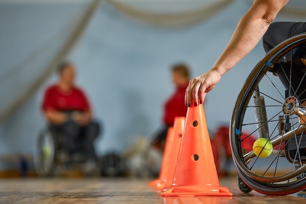 Соревнования людей в инвалидной коляске в спортзале