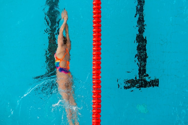 Nuoto competitivo con una ragazza che ci nuota dentro