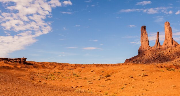 Complementaire kleuren blauw en oranje in dit iconische uitzicht op Monument Valley, VS