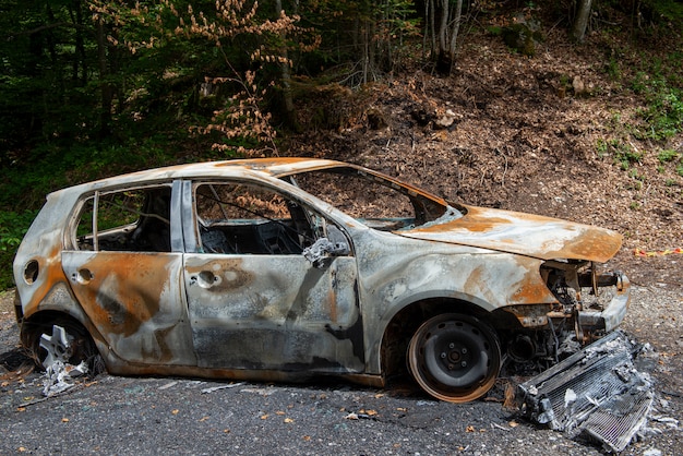 Auto completamente bruciata e carbonizzata