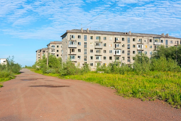 Фото Совершенно пустые дома, оставленные людьми в городе-призраке советский, воркута, россия.