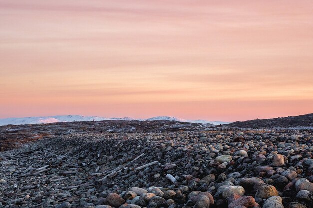 Terreno geologico complesso. incredibile paesaggio polare alba con una cresta di neve bianca di montagne dietro le montagne rocciose e una scogliera. teriberka.