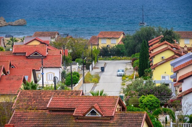 Foto complesso di case con tetti rossi sullo sfondo del mare a cipro settentrionale 7