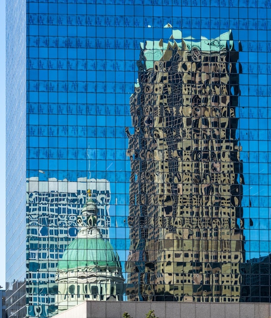 セントルイスのオフィスビルの近代的な高層ビルの複雑な反射