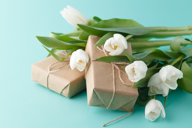 Compliment geschenk met lente witte tulpen