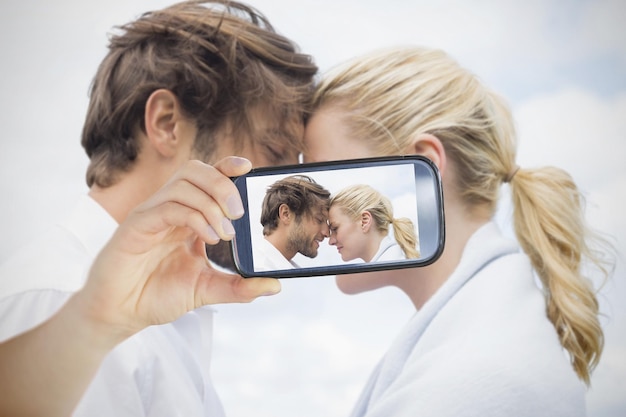 Composito di coppia che si fa selfie su smartphone