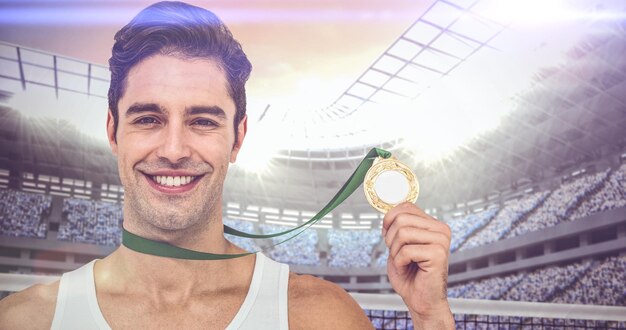 Immagine composita dell'atleta che posa con le medaglie d'oro intorno al collo