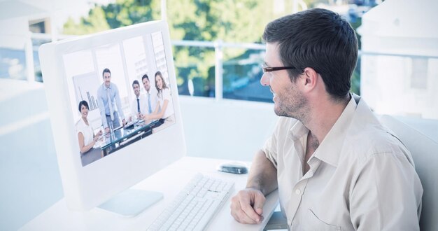 Foto immagine composita dell'uomo d'affari casuale che per mezzo del computer