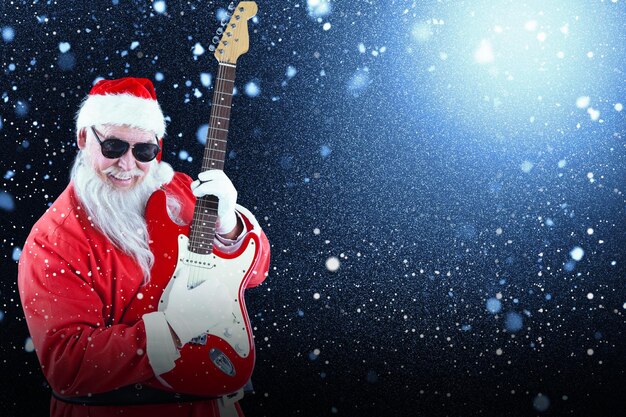기타를 치는 쾌활한 산타 클로스의 합성 이미지